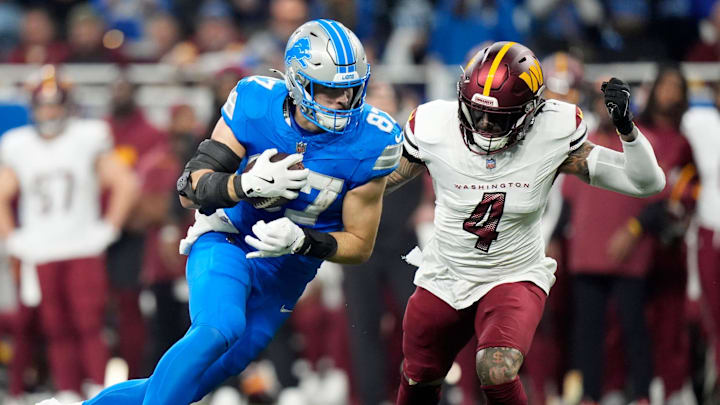 Detroit Lions tight end Sam LaPorta (87) looks for yards against Washington Commanders linebacker Frankie Luvu (4) 