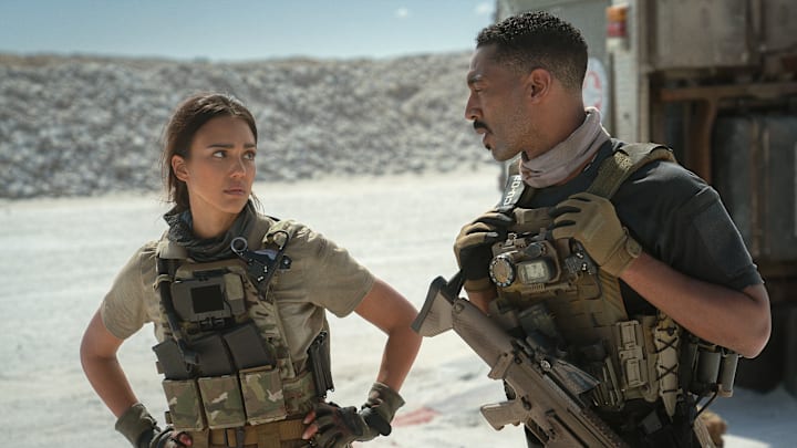 Trigger Warning. (L-R) Jessica Alba as Parker and Tone Bell as Spider in Trigger Warning. Cr. Ursula Coyote/Netflix ©2024.