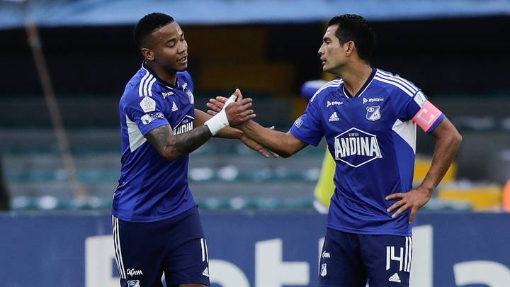 Beckham Castro, quien acaba de renovar su contrato con Millonarios, dándose la mano con el capitán David Macalister Silva. Beckham Castro, quien acaba de renovar su contrato con Millonarios, dándose la mano con el capitán David Macalister Silva.