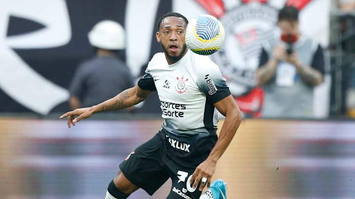 Martínez tomou conta do meio-campo corinthiano