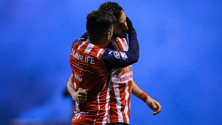 Fernando Beltrán consuela a Alejandro Mayorga tras fallar el penal que causó la eliminación de Chivas ante Puebla. Fernando Beltrán consuela a Alejandro Mayorga tras fallar el penal que causó la eliminación de Chivas ante Puebla.
