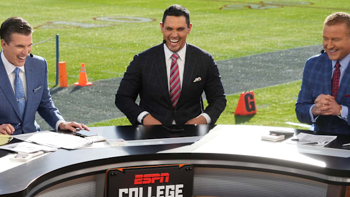 College football analyst David Pollack predicts the outcome of this week's Fight for the Forest rivalry game between the Oregon Ducks and Washington Huskies. College football analyst David Pollack predicts the outcome of this week's Fight for the Forest rivalry game between the Oregon Ducks and Washington Huskies.