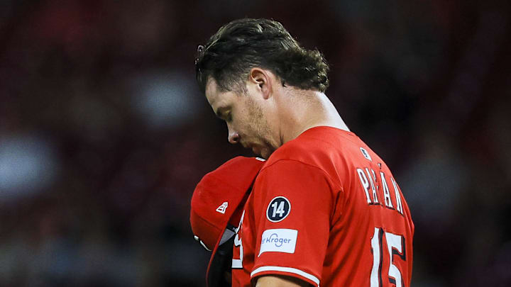Cincinnati Reds relief pitcher Emilio Pagan (15) prepares to pitch
