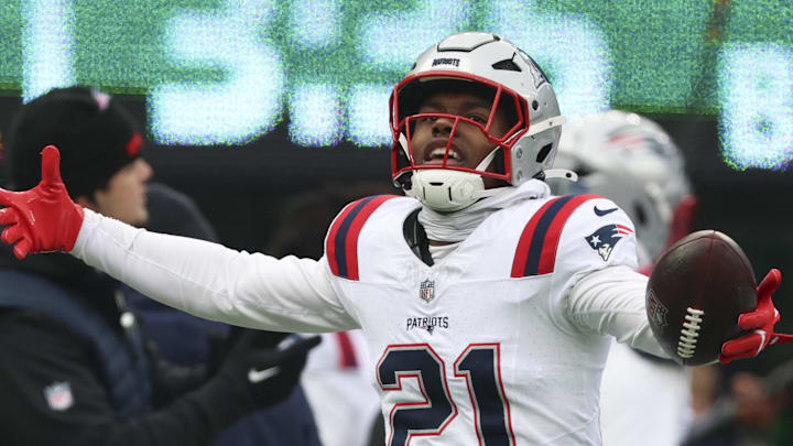 Dec 28, 2025; East Rutherford, New Jersey, USA; New England Patriots safety Jaylinn Hawkins (21) celebrates an interception against the New York Jets during the first quarter of the game at MetLife Stadium. Mandatory Credit: Vincent Carchietta-Imagn Images Dec 28, 2025; East Rutherford, New Jersey, USA; New England Patriots safety Jaylinn Hawkins (21) celebrates an interception against the New York Jets during the first quarter of the game at MetLife Stadium. Mandatory Credit: Vincent Carchietta-Imagn Images