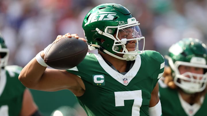 Jets quarterback Justin Fields remains in concussion protocol.