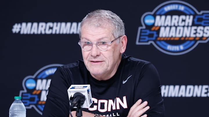  UConn Huskies head coach Geno Auriemma
