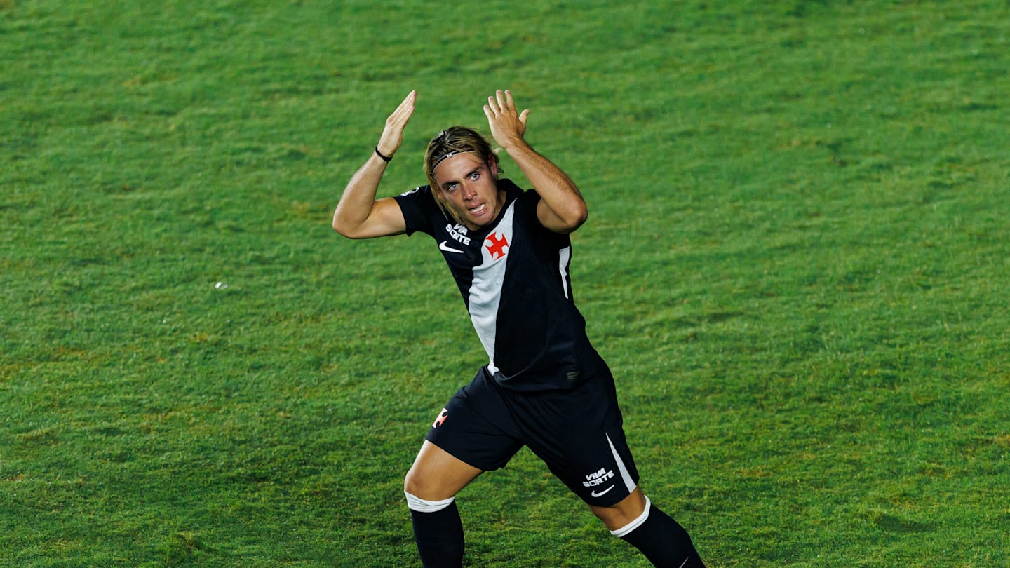 Volta de Saldivia e com Spinelli no ataque: qual deve ser a escalação do Vasco hoje contra o Corinthians