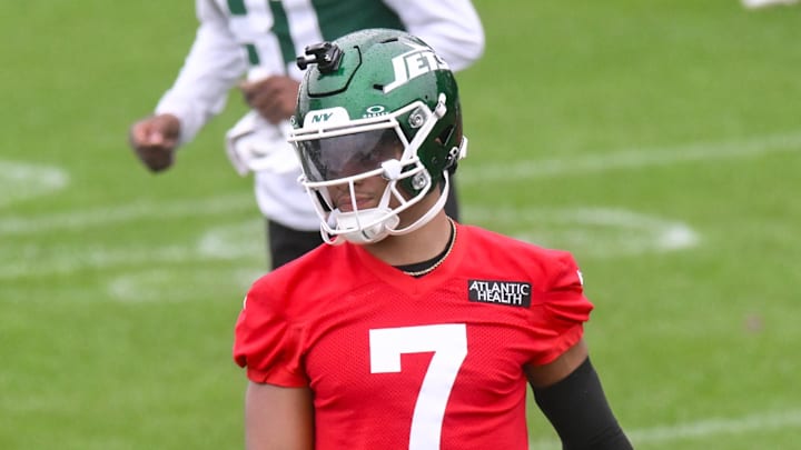 New York Jets quarterback Justin Fields warms up at the team's minicamp.