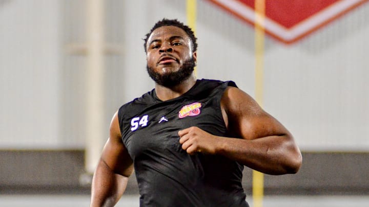 Oklahoma offensive lineman Febechi Nwaiwu