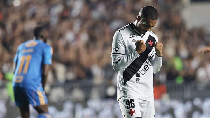 Paulo Henrique marcou e Vasco subiu três posições na tabela