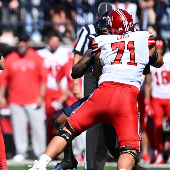 Utah Utes OT Caleb Lomu in pass protection.