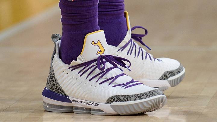 LeBron James wears the Nike LeBron 16 "Dunkman" colorway. LeBron James wears the Nike LeBron 16 "Dunkman" colorway.
