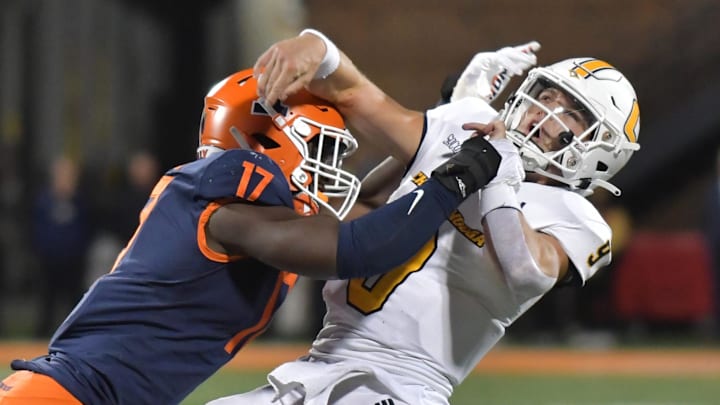 Illinois Fighting Illini linebacker Gabe Jacas (17).
