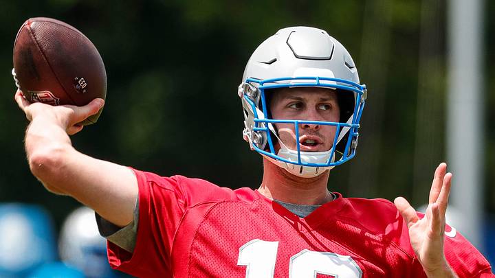 Detroit Lions quarterback Jared Goff (16) practices during 2024 minicamp at Detroit Lions Allen Park Performance Center Detroit Lions quarterback Jared Goff (16) practices during 2024 minicamp at Detroit Lions Allen Park Performance Center