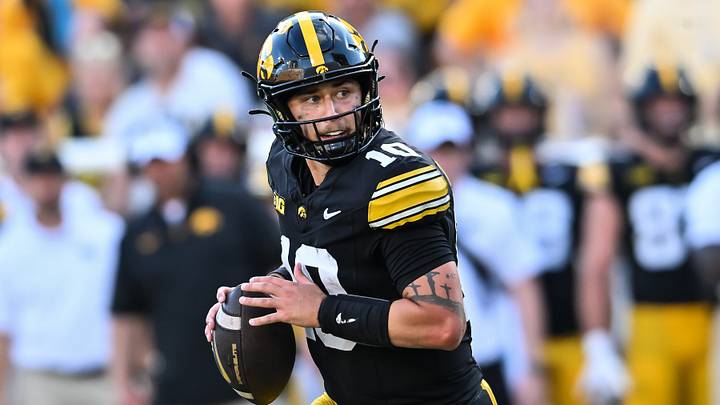 Sep 5, 2026; Iowa City, Iowa, USA; Iowa Hawkeyes quarterback Jeremy Hecklinski (10) looks to make a pass against the Northern Illinois Huskies during the third quarter at Kinnick Stadium. Mandatory Credit: Jeffrey Becker-Imagn Images Sep 5, 2026; Iowa City, Iowa, USA; Iowa Hawkeyes quarterback Jeremy Hecklinski (10) looks to make a pass against the Northern Illinois Huskies during the third quarter at Kinnick Stadium. Mandatory Credit: Jeffrey Becker-Imagn Images