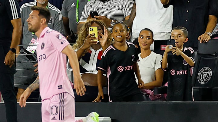 Kim Kardashian y sus hijos, viendo a Lionel Messi en su debut con el Inter Miami