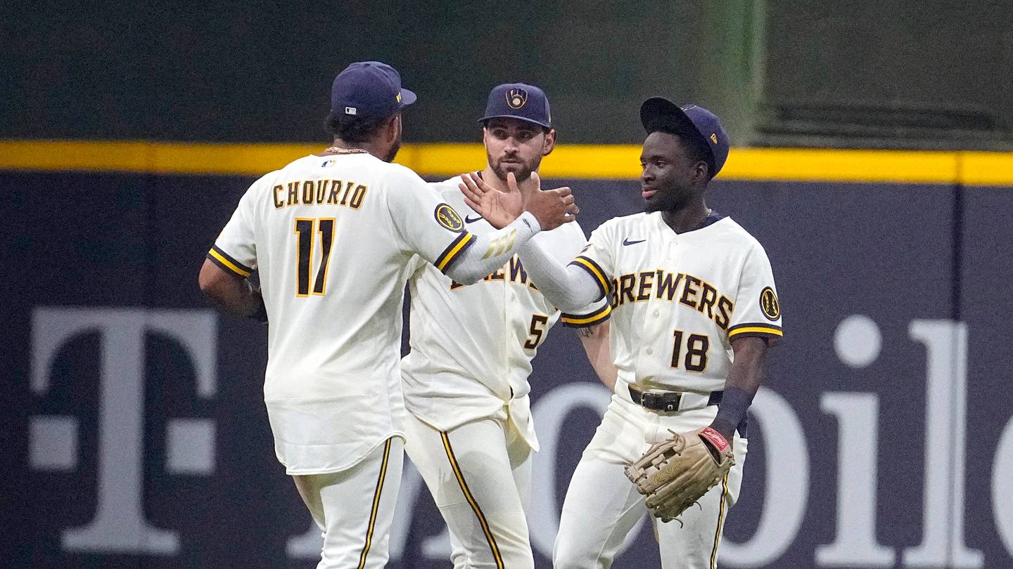 Luis Lara’s leaping catch preserves Brewers’ 4–3 win