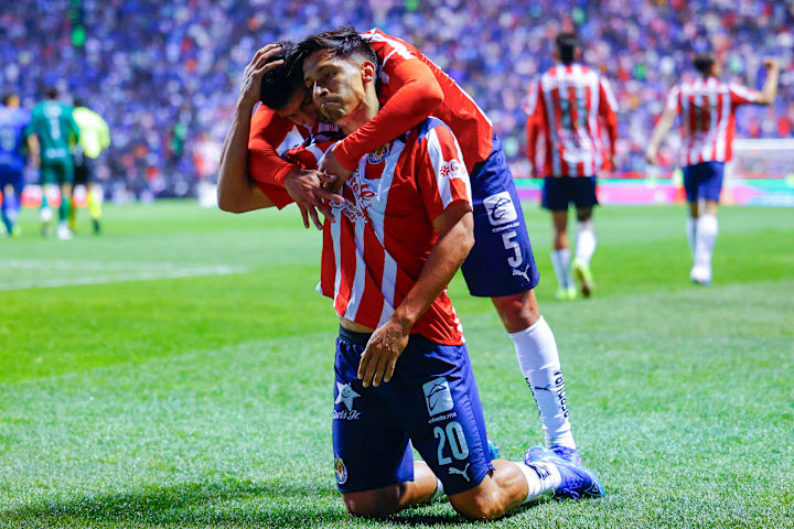 สมาชิกทีมชีวาสในการเฉลิมฉลอง