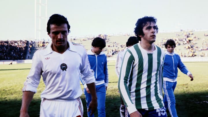 Platini avec l'équipe de France en maillot vert