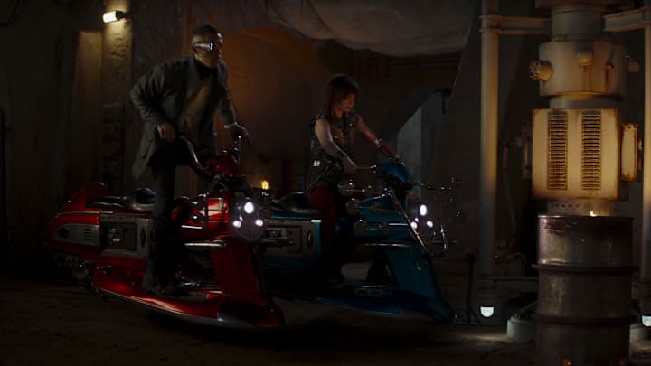 (L-R): Skad (Jordan Bolger) and Drash (Sophie Thatcher) in Lucasfilm's THE BOOK OF BOBA FETT, exclusively on Disney+. © 2022 Lucasfilm Ltd. & ™. All Rights Reserved.