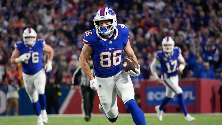 Nov 2, 2025; Orchard Park, New York, USA; Buffalo Bills tight end Dalton Kincaid (86) runs with the ball in the second quarter against the Kansas City Chiefs at Highmark Stadium.