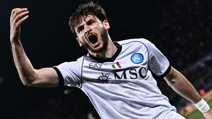 Khvicha Kvaratskhelia a réalisé une bonne saison avec Naples. Khvicha Kvaratskhelia a réalisé une bonne saison avec Naples.