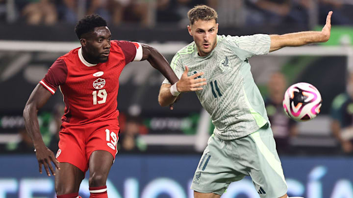 Alphonso Davies y Santiago Giménez en un duelo amistoso