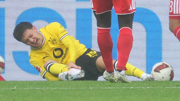 Konstantinos Karetsas liegt verletzt am Boden