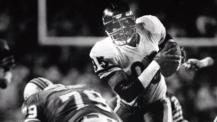 Richard Dent recovers a fumble in the Dec. 2, 1985 Bears loss to Miami, the only defeat suffered by Chicago that year.
