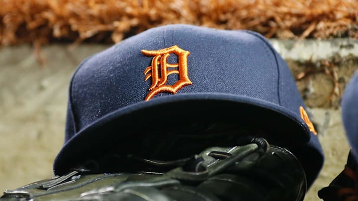 Detroit Tigers hat and glove