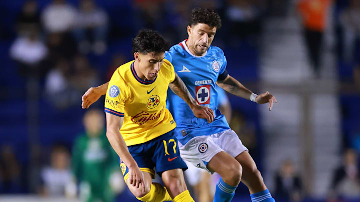 El mexicoamericano Alejandro Zendejas y el uruguayo Ignacio Rivero compiten por el esférico