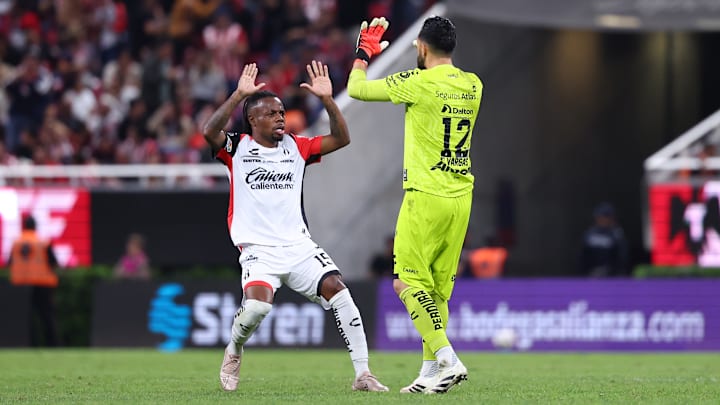 El venezolano Jhon Murillo y el arquero colombiano Camilo Vargas celebran el triunfo del Atlas