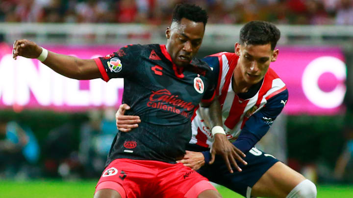 El ecuatoriano Renato Ibarra (Xolos) cubre el esférico de Jesús Chiquete (Chivas) en el Clausura 2022.