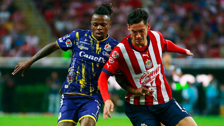 El venezolano Jhon Murillo de San Luis compite por el esférico con Jesús Chiquete de Chivas durante el Apertura 2022.
