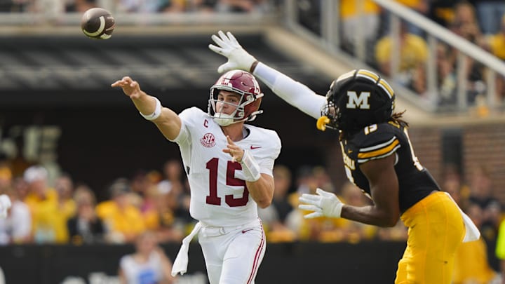 Alabama Crimson Tide quarterback Ty Simpson (15)
