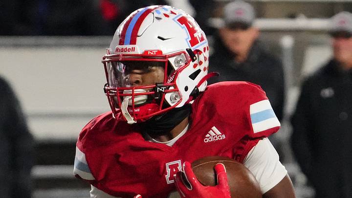 Arrowhead's Devin Nettles (2) rushes upfield during the WIAA Division 1 state championship on Friday, Nov. 21, 2025.