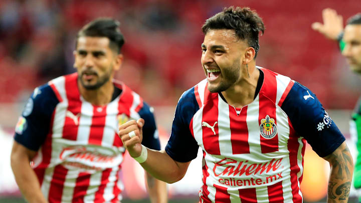 Alexis Vega selló el 3-0 final de Chivas sobre Mazatlán.