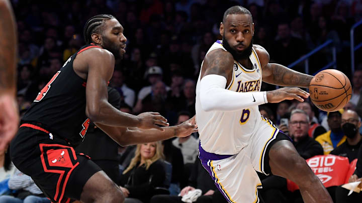LeBron James y Patrick Williams en el partido de los Chicago Bulls vs. Los Angeles Lakers