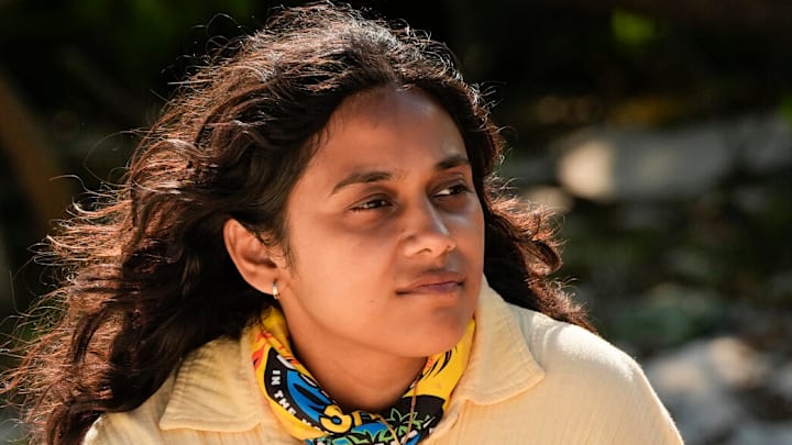 “The Blood Moon” – A mysterious boat arrives delivering an exciting message, “Drop your buffs!” A mad dash ensues when castaways discover that an advantage is hidden deep in the jungle. This week’s mouthwatering challenge reward lifts spirits, but only briefly. A true Survivor first, the dreaded blood moon leads to a historic tribal council, on SURVIVOR 50. Photo: Robert Voets/CBS ©2025 CBS Broadcasting, Inc. All Rights Reserved.