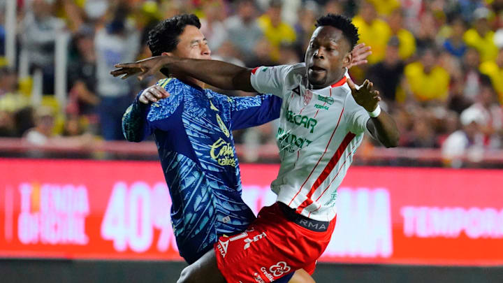 Ramón Juárez y el colombiano Diber Cambindo forcejean