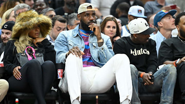 LeBron James tiene en sus manos finalizar su carrera de NBA con los Lakers