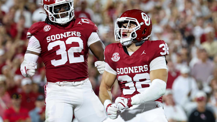 Oklahoma linebacker Owen Heinecke (38) celebrates with R Mason Thomas. Oklahoma linebacker Owen Heinecke (38) celebrates with R Mason Thomas.