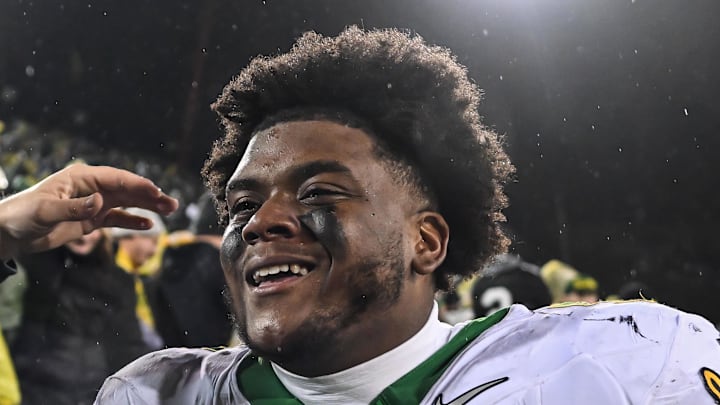 Oregon Ducks defensive lineman A'Mauri Washington 