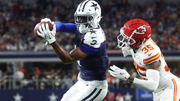 Dallas Cowboys wide receiver George Pickens catches a pass against Kansas City Chiefs cornerback Jaylen Watson.