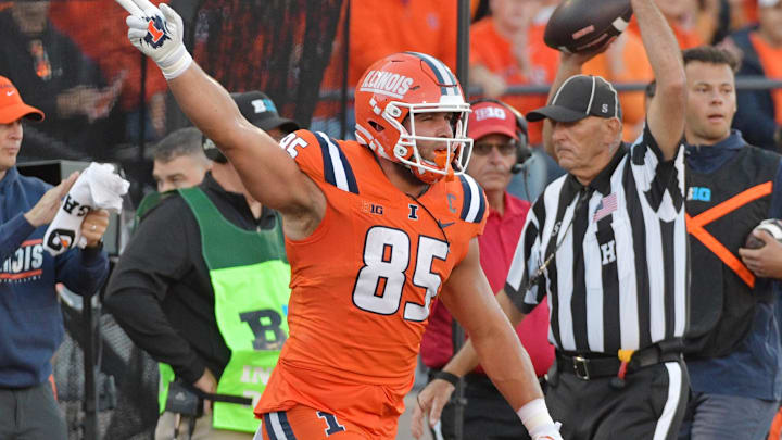 Sep 7, 2024; Champaign, Illinois, USA; Illinois Fighting Illini tight end Tanner Arkin (85) signals a first down against the Kansas Jayhawks during the first half at Memorial Stadium. Mandatory Credit: Ron Johnson-Imagn Images