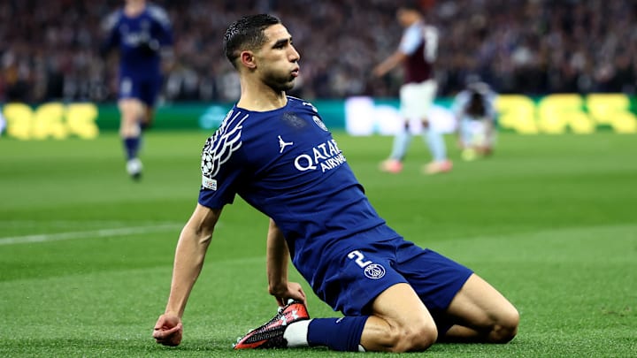 Hakimi lors du match Aston Villa v PSG 