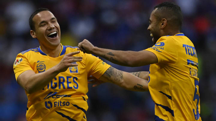 Jesús Dueñas y el brasileño Rafael Carioca celebran el tanto de Tigres con el cual vencieron a Cruz Azul en el Estadio Azteca. Jesús Dueñas y el brasileño Rafael Carioca celebran el tanto de Tigres con el cual vencieron a Cruz Azul en el Estadio Azteca.