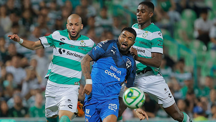 El brasileño Matheus Dória y el ecuatoriano Félix Torres de Santos Laguna cubren al uruguayo Rodrigo Aguirre de Rayados.