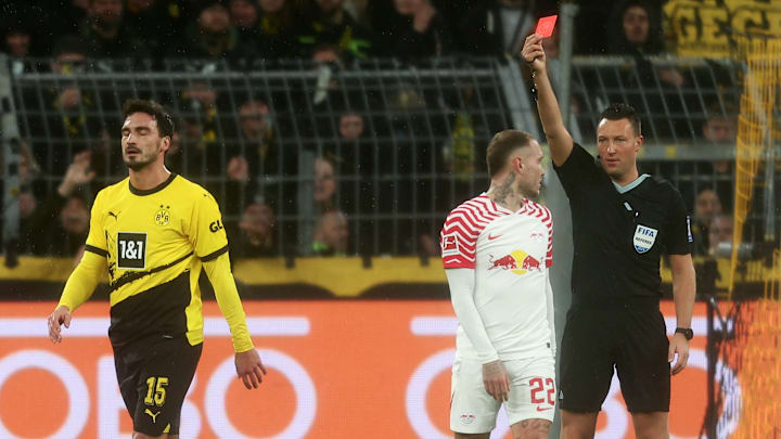 Mats Hummels sieht die Rote Karte Mats Hummels sieht die Rote Karte