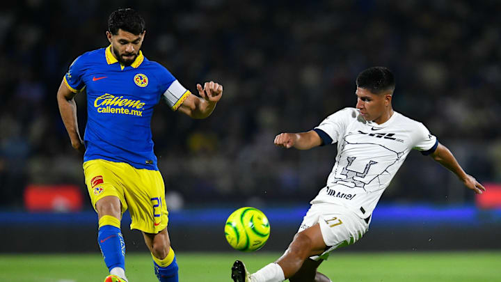 Henry Martín (left) and Piero Quispe (right) fighting for the ball during the last Clásico Capitalino